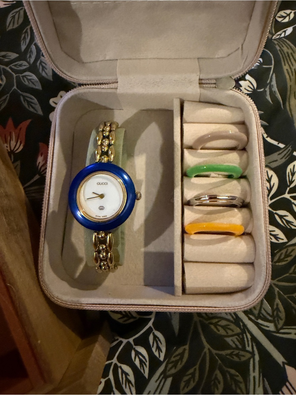 Gucci Women’s Gold Chain bezle Watch